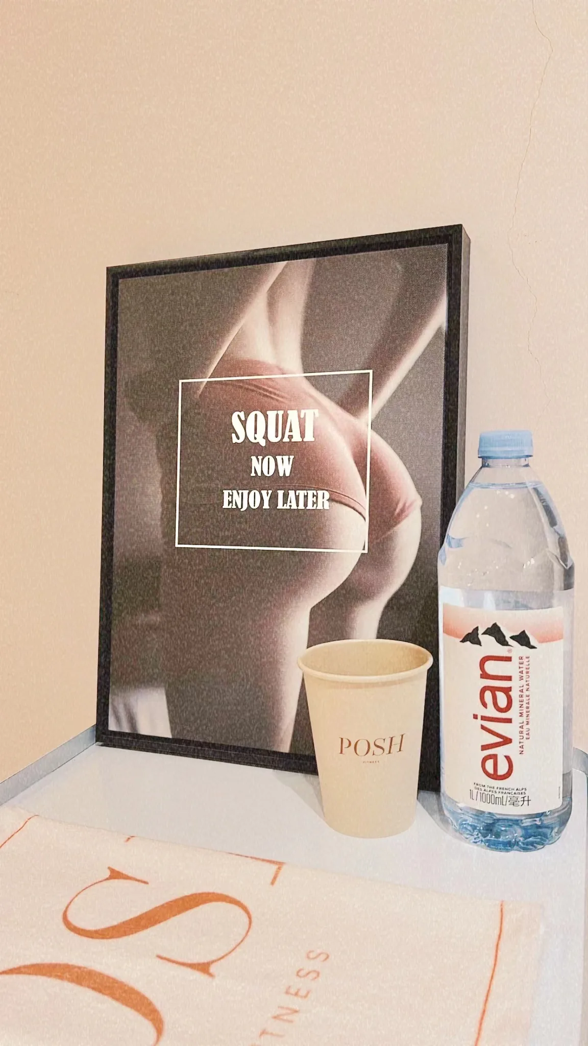 POSH 空間一角:SQUAT NOW ENJOY LATER 海報與品牌杯